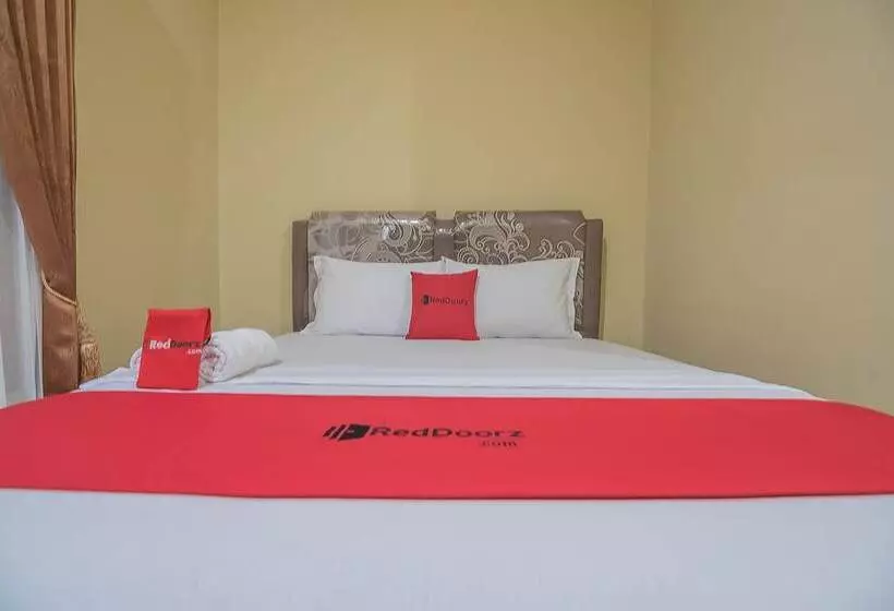 ペンション Reddoorz Plus Near Syamsudin Noor Airport 3