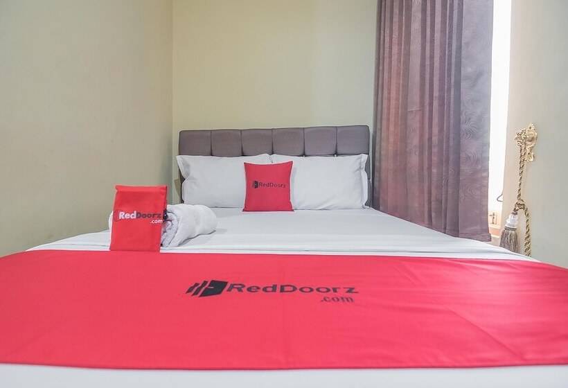 بنسيون Reddoorz Plus Near Syamsudin Noor Airport 3