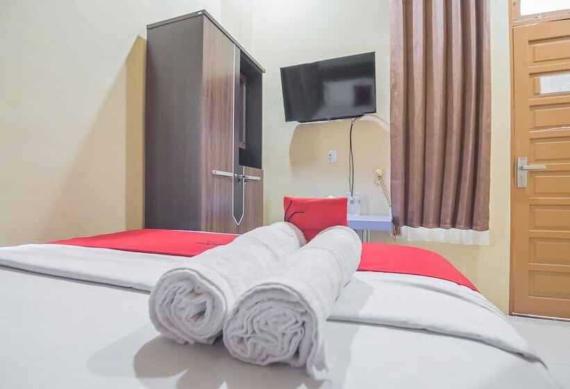 بنسيون Reddoorz Plus Near Syamsudin Noor Airport 3