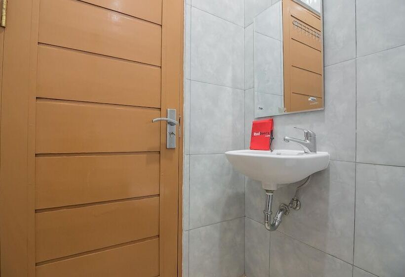 بنسيون Reddoorz Plus Near Syamsudin Noor Airport 3