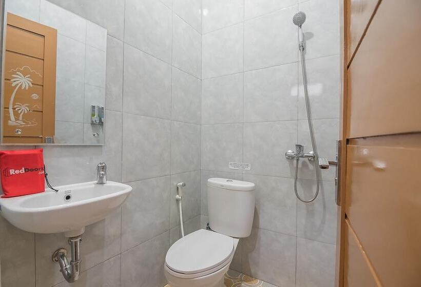 بنسيون Reddoorz Plus Near Syamsudin Noor Airport 3