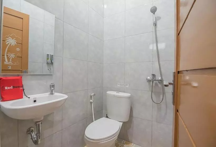 ペンション Reddoorz Plus Near Syamsudin Noor Airport 3