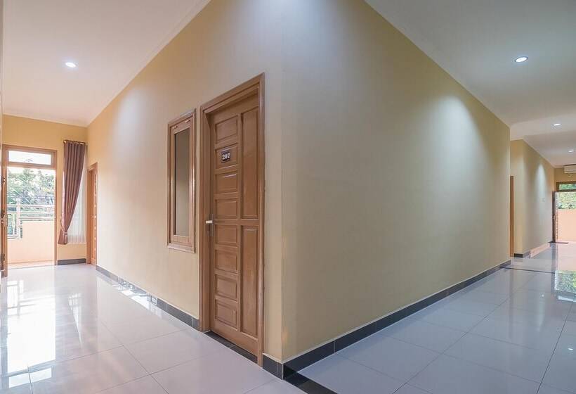 بنسيون Reddoorz Plus Near Syamsudin Noor Airport 3