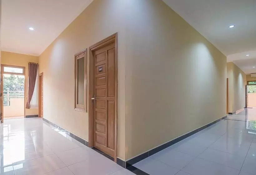 ペンション Reddoorz Plus Near Syamsudin Noor Airport 3