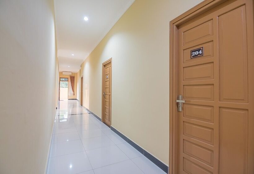 بنسيون Reddoorz Plus Near Syamsudin Noor Airport 3