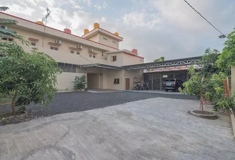 ペンション Reddoorz Plus Near Syamsudin Noor Airport 3