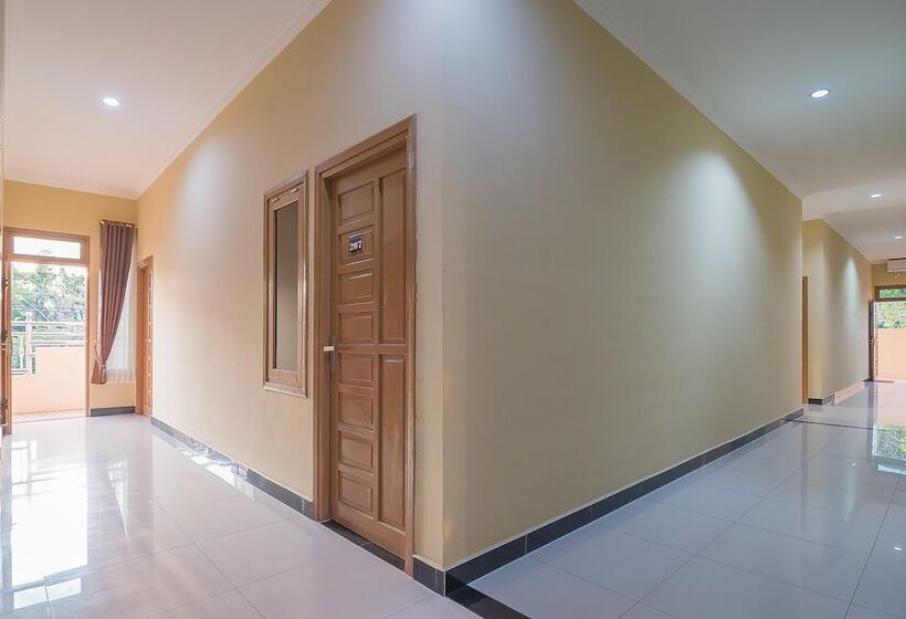 بنسيون Reddoorz Plus Near Syamsudin Noor Airport 3