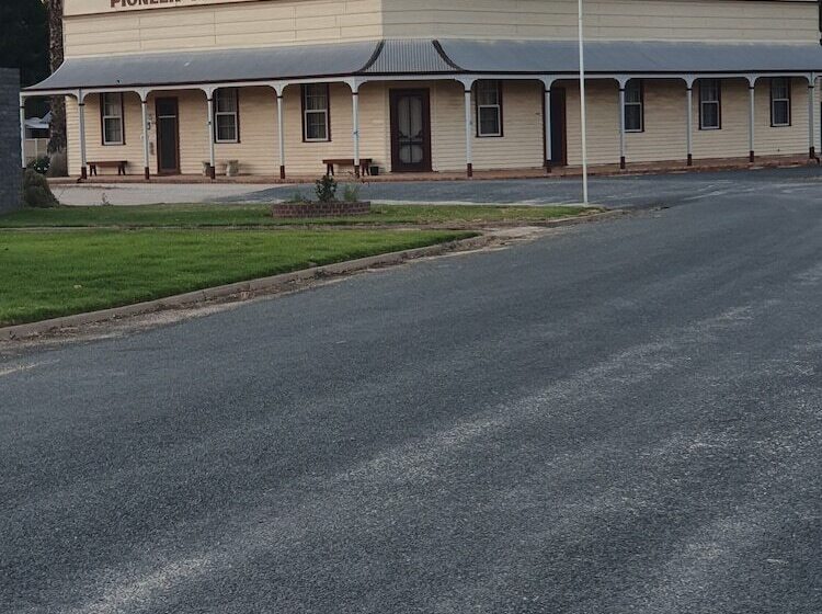 בית מלון כפרי Pioneer Tourist Park