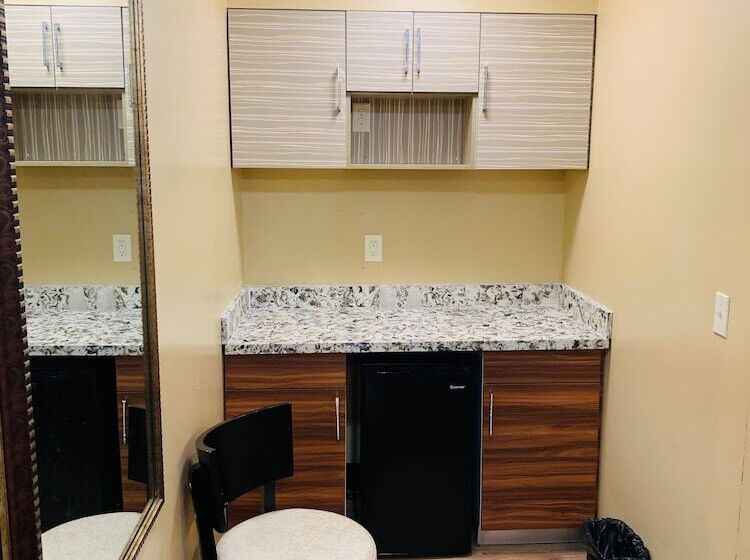 モーテル Motor City Inn & Suites