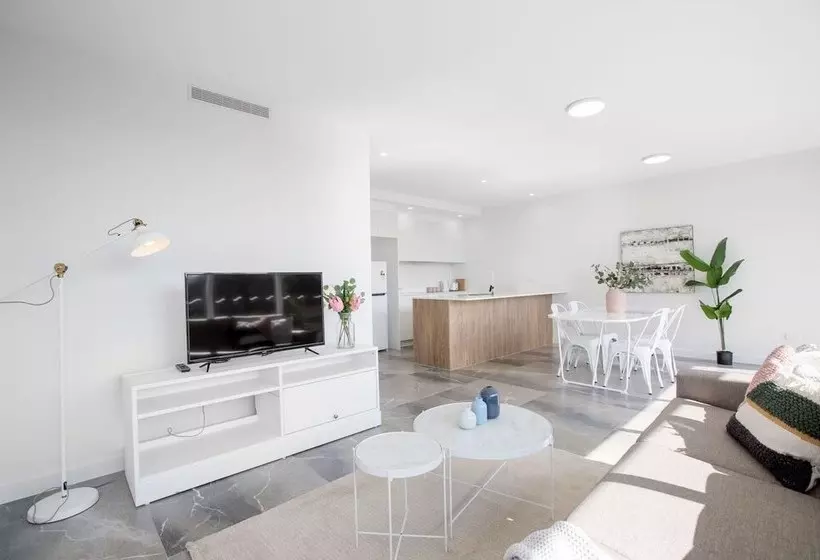 Wow Southport Apartment Near Light Rail Station