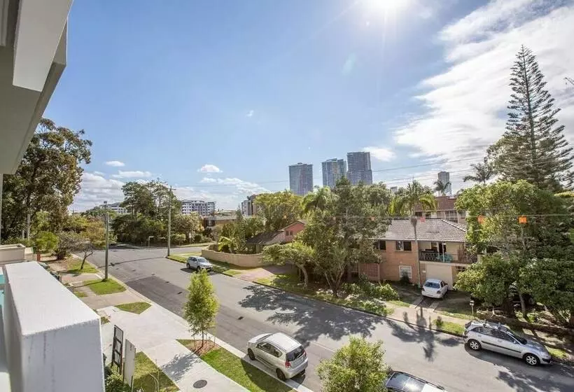 Wow Southport Apartment Near Light Rail Station