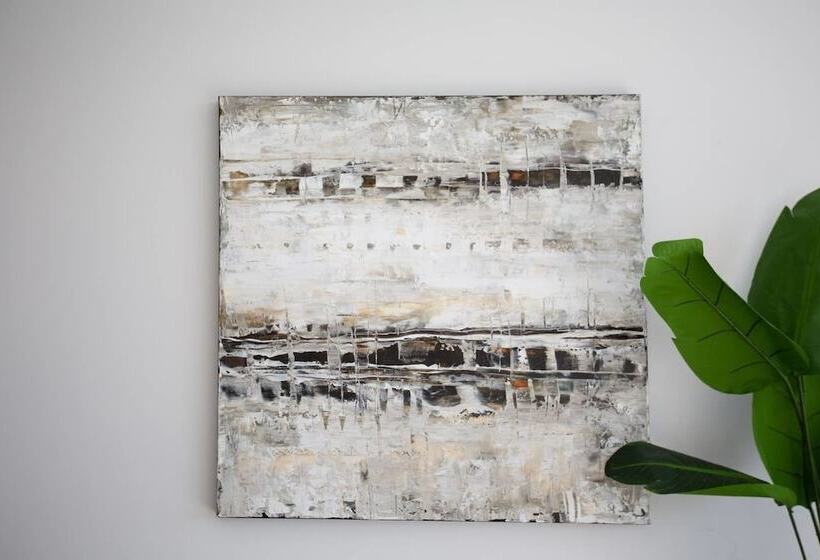 Wow Southport Apartment Near Light Rail Station