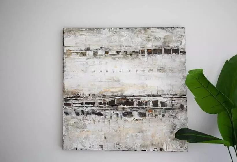 Wow Southport Apartment Near Light Rail Station