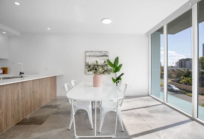 Wow Southport Apartment Near Light Rail Station