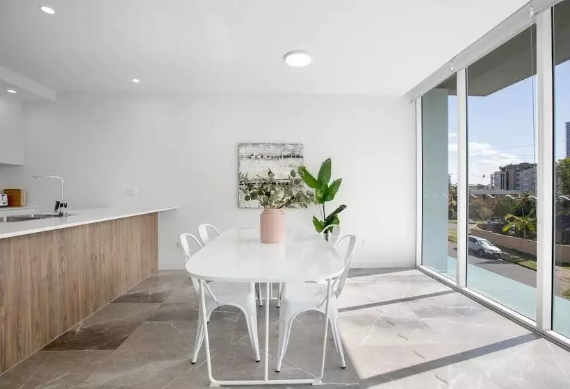 Wow Southport Apartment Near Light Rail Station