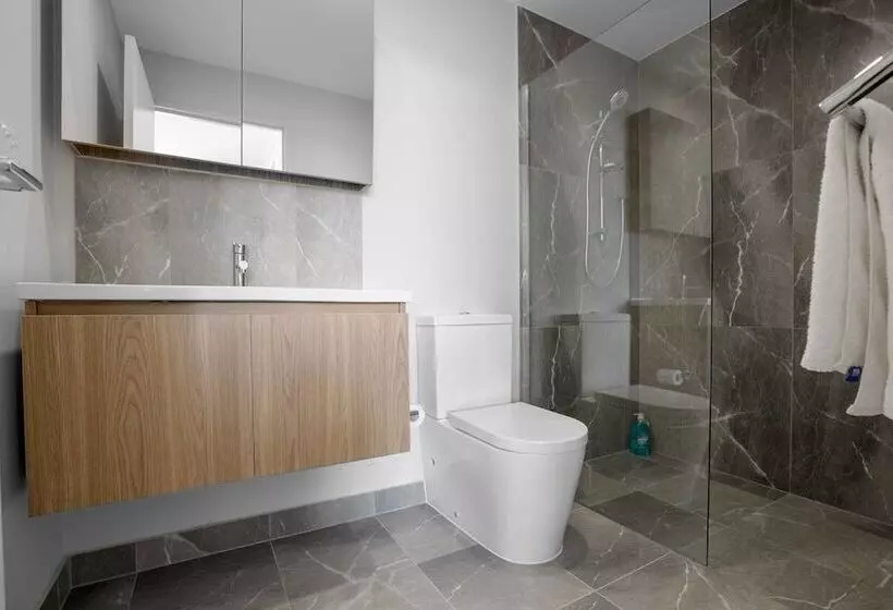 Wow Southport Apartment Near Light Rail Station