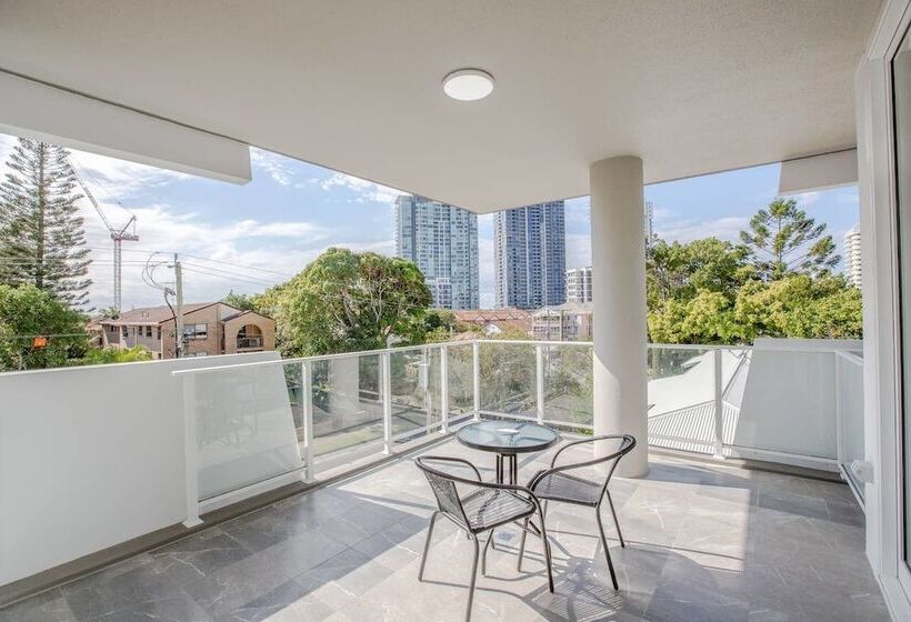 Wow Southport Apartment Near Light Rail Station