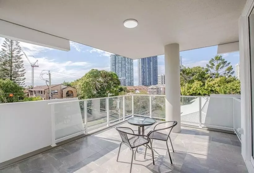 Wow Southport Apartment Near Light Rail Station