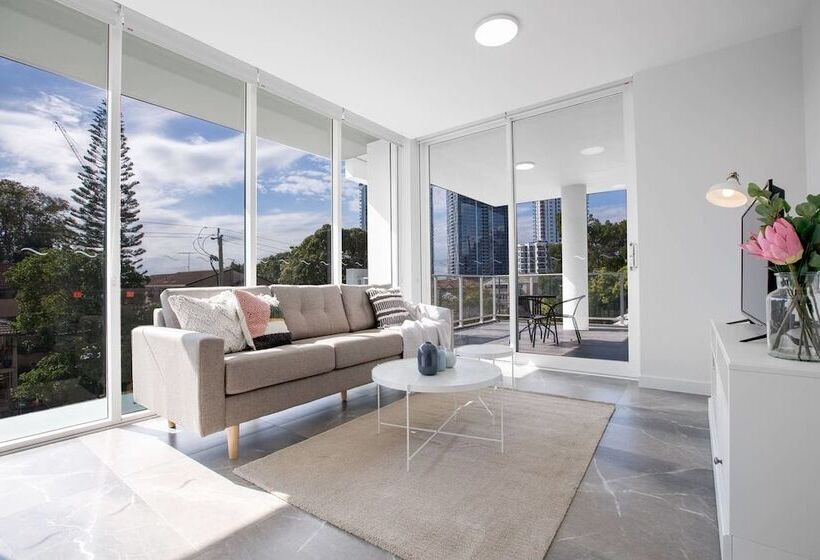 Wow Southport Apartment Near Light Rail Station