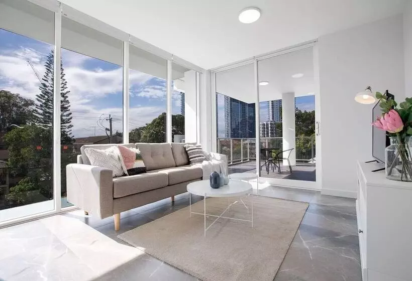 Wow Southport Apartment Near Light Rail Station