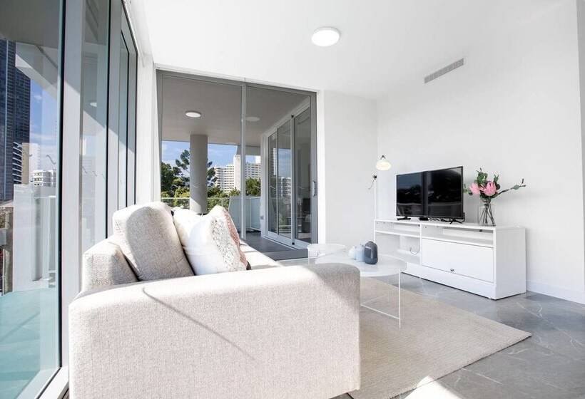 Wow Southport Apartment Near Light Rail Station