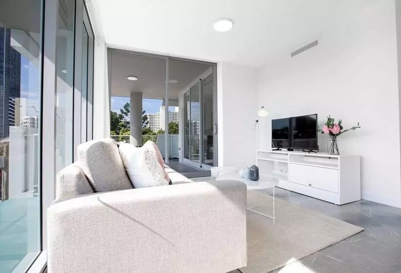 Wow Southport Apartment Near Light Rail Station