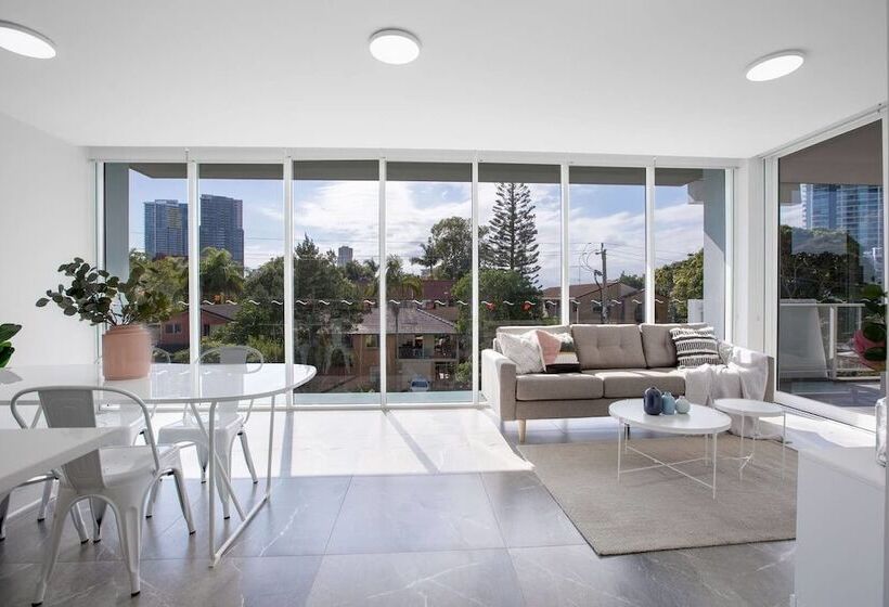 Wow Southport Apartment Near Light Rail Station