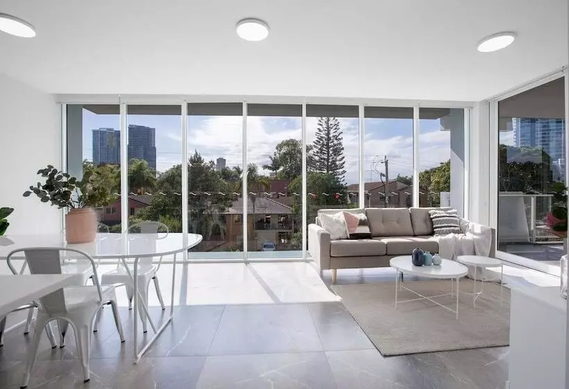 Wow Southport Apartment Near Light Rail Station