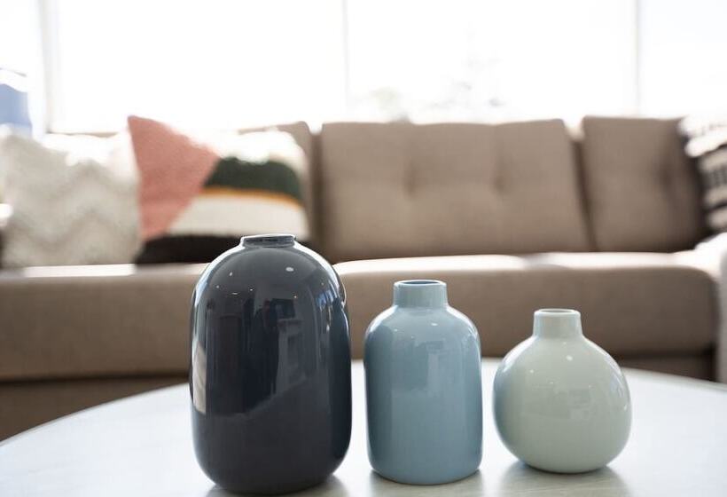 Wow Southport Apartment Near Light Rail Station