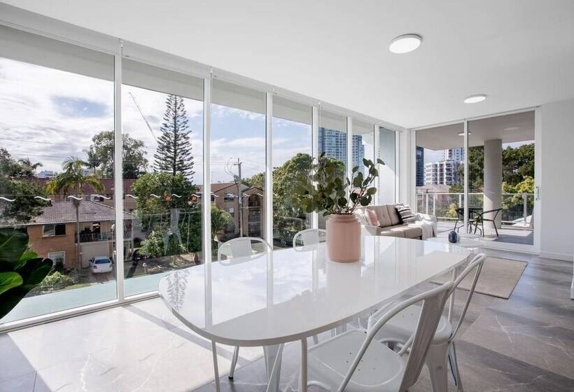 Wow Southport Apartment Near Light Rail Station