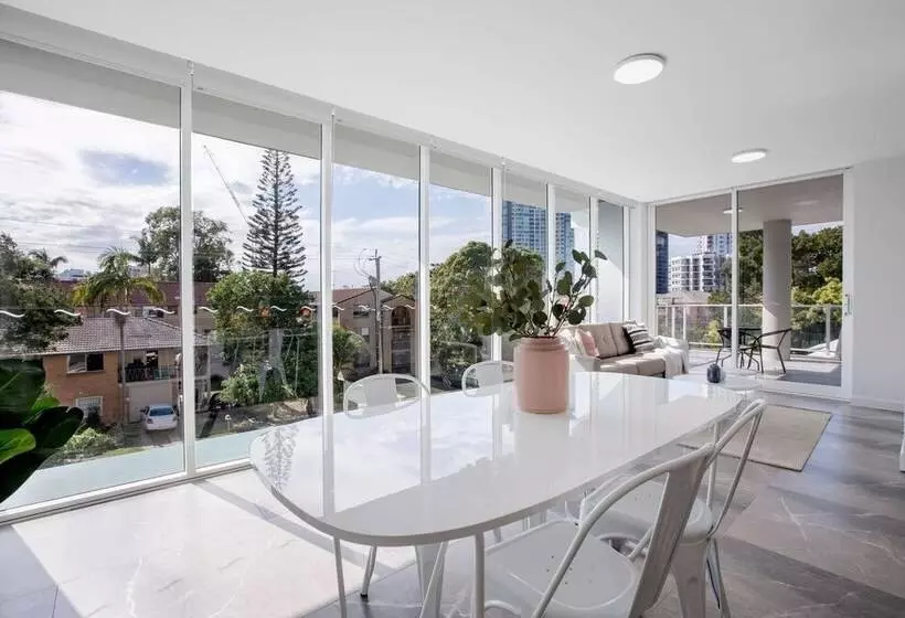 Wow Southport Apartment Near Light Rail Station