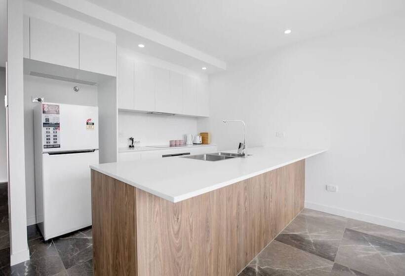 Wow Southport Apartment Near Light Rail Station