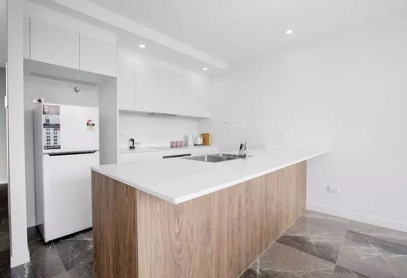 Wow Southport Apartment Near Light Rail Station