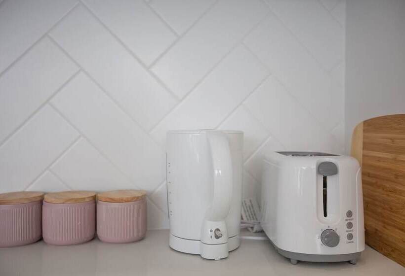 Wow Southport Apartment Near Light Rail Station