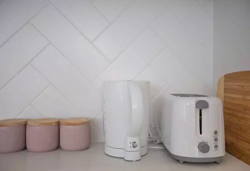 Wow Southport Apartment Near Light Rail Station