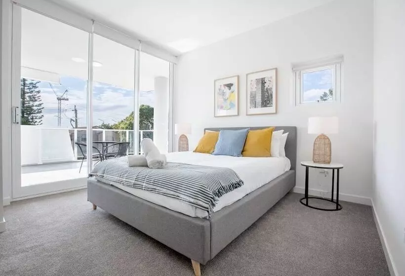 Wow Southport Apartment Near Light Rail Station