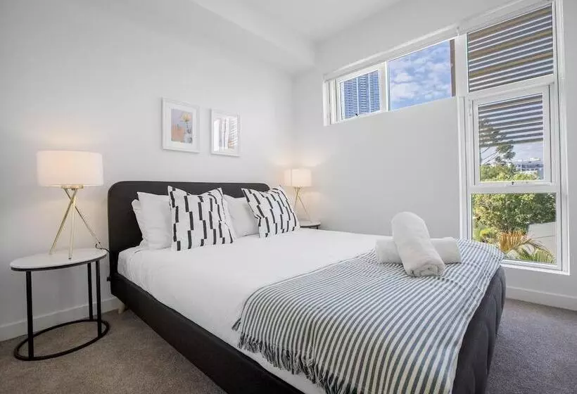 Wow Southport Apartment Near Light Rail Station