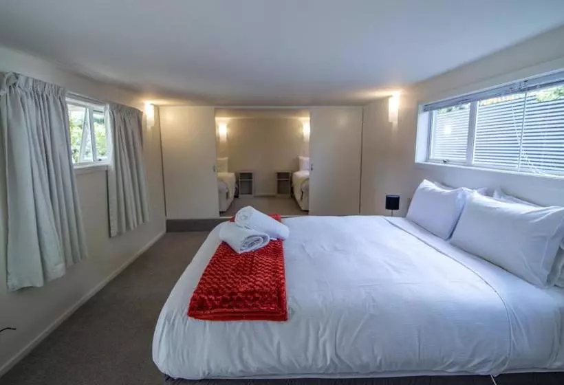 Hotelli Te Anau Lakefront B&b