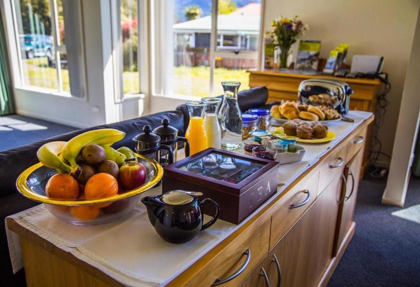 فندق Te Anau Lakefront B&b