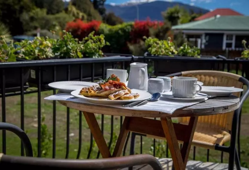 Hotelli Te Anau Lakefront B&b