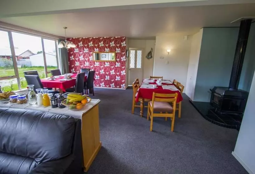 Hotelli Te Anau Lakefront B&b