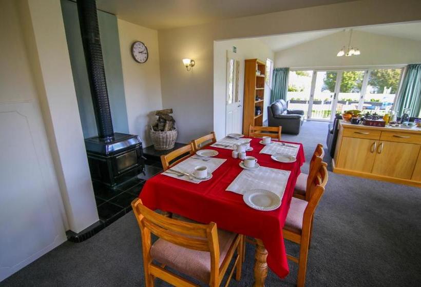 فندق Te Anau Lakefront B&b