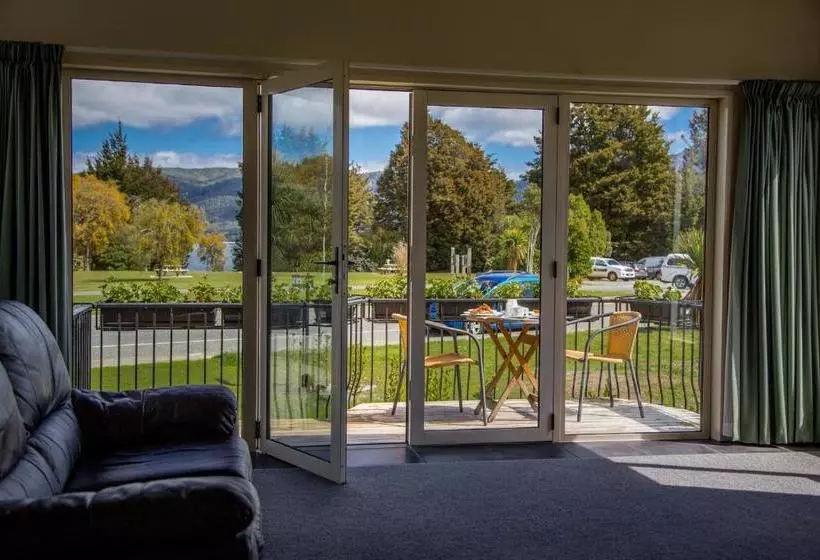 Hotelli Te Anau Lakefront B&b