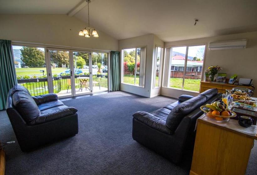 فندق Te Anau Lakefront B&b