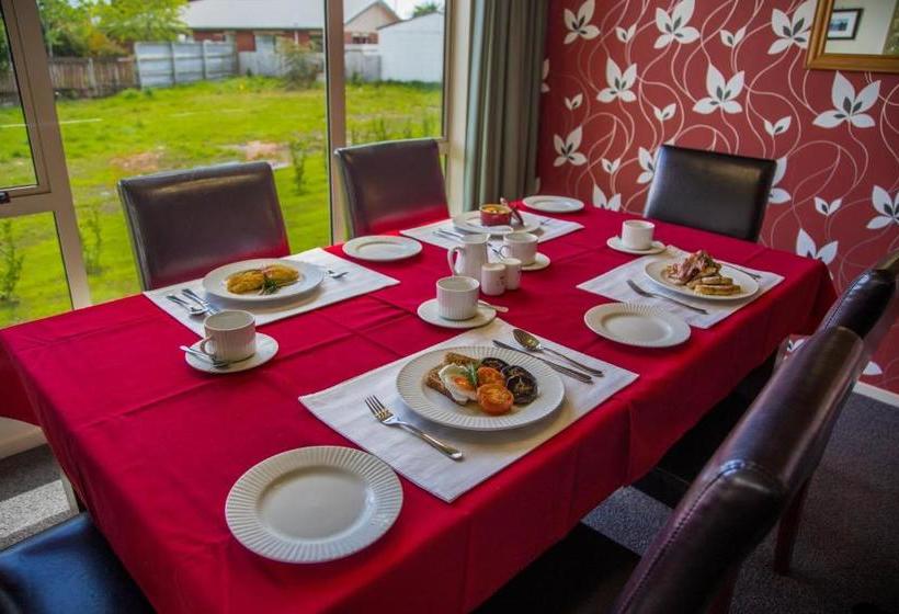 فندق Te Anau Lakefront B&b