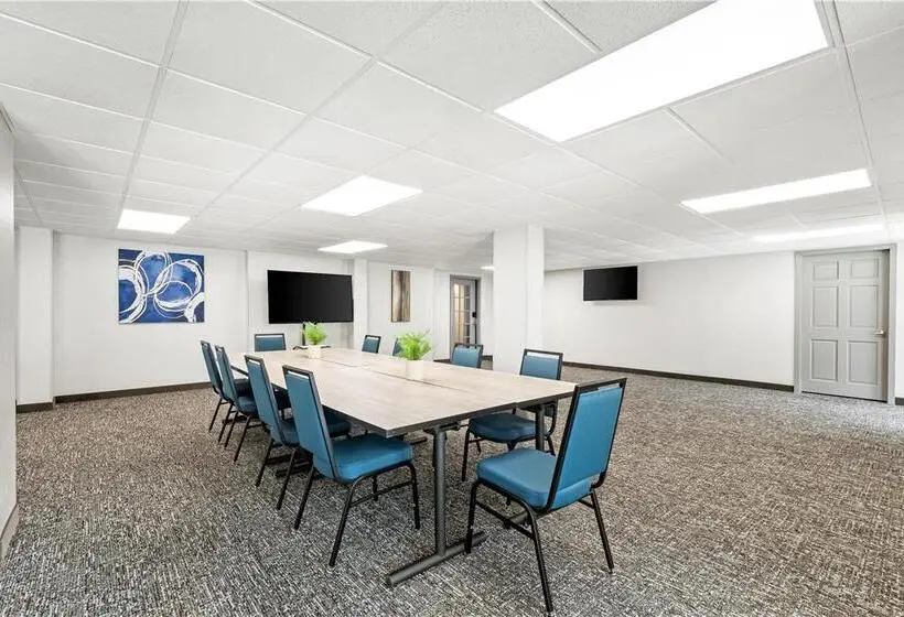 District 3 Hotel, Ascend Hotel Collection