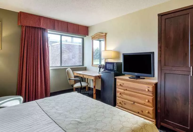 בית מלון כפרי Clarion Inn Seekonk   Providence