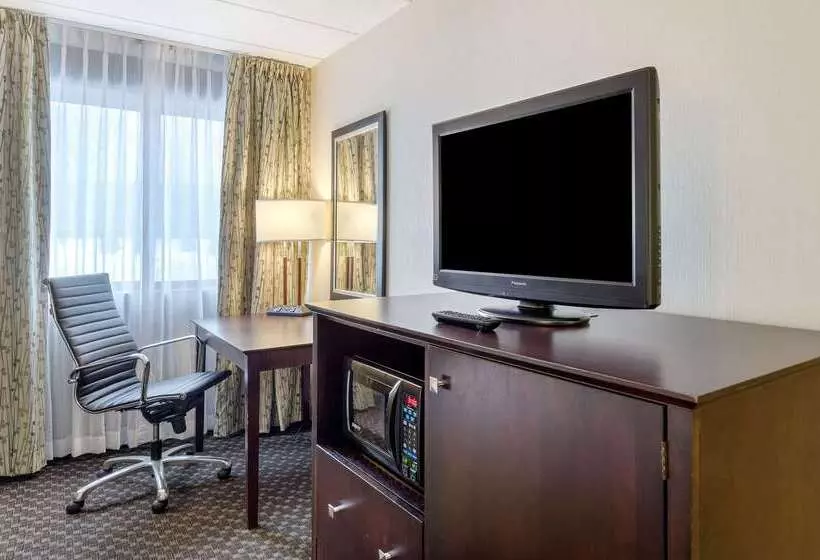 בית מלון כפרי Clarion Inn Seekonk   Providence