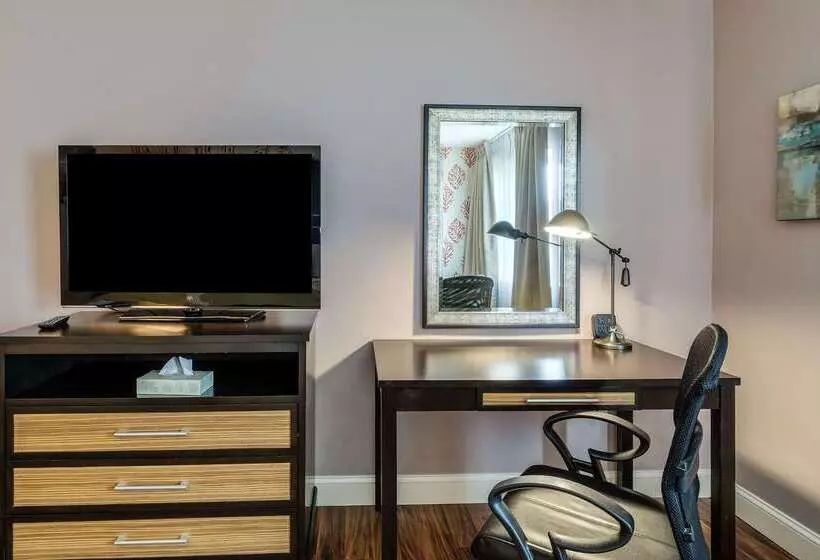 בית מלון כפרי Clarion Inn Seekonk   Providence