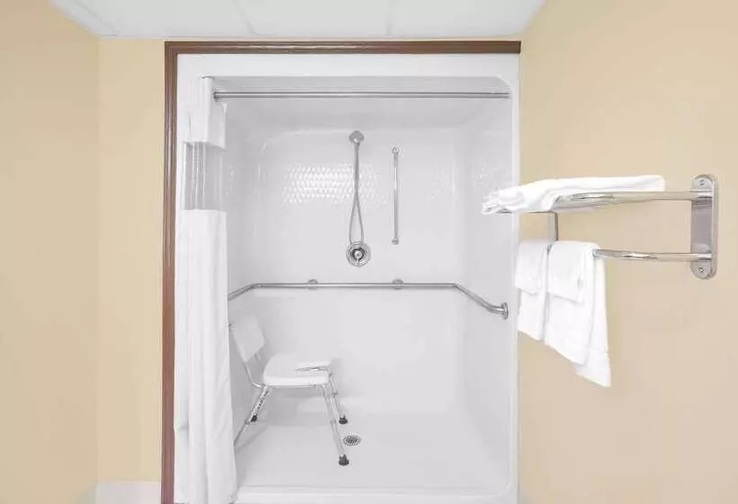 هتل Days Inn By Wyndham Fayetteville